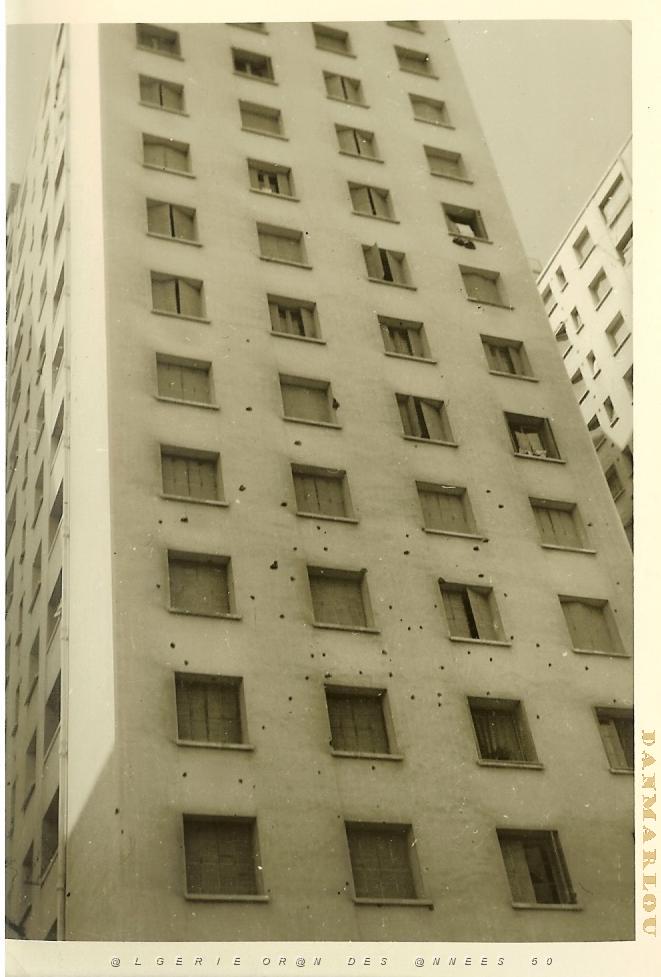 FAMILLE 026 ORAN 1962 LA CITE PERRET AVEC LE SOUVENIR DU PASSAGE DES GM.jpg